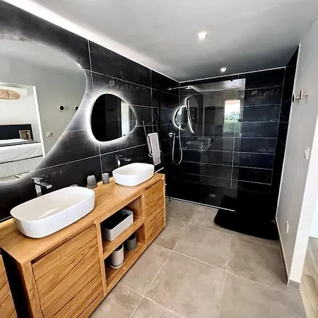 Avec Piscine Et Jacuzzi 3 Min *